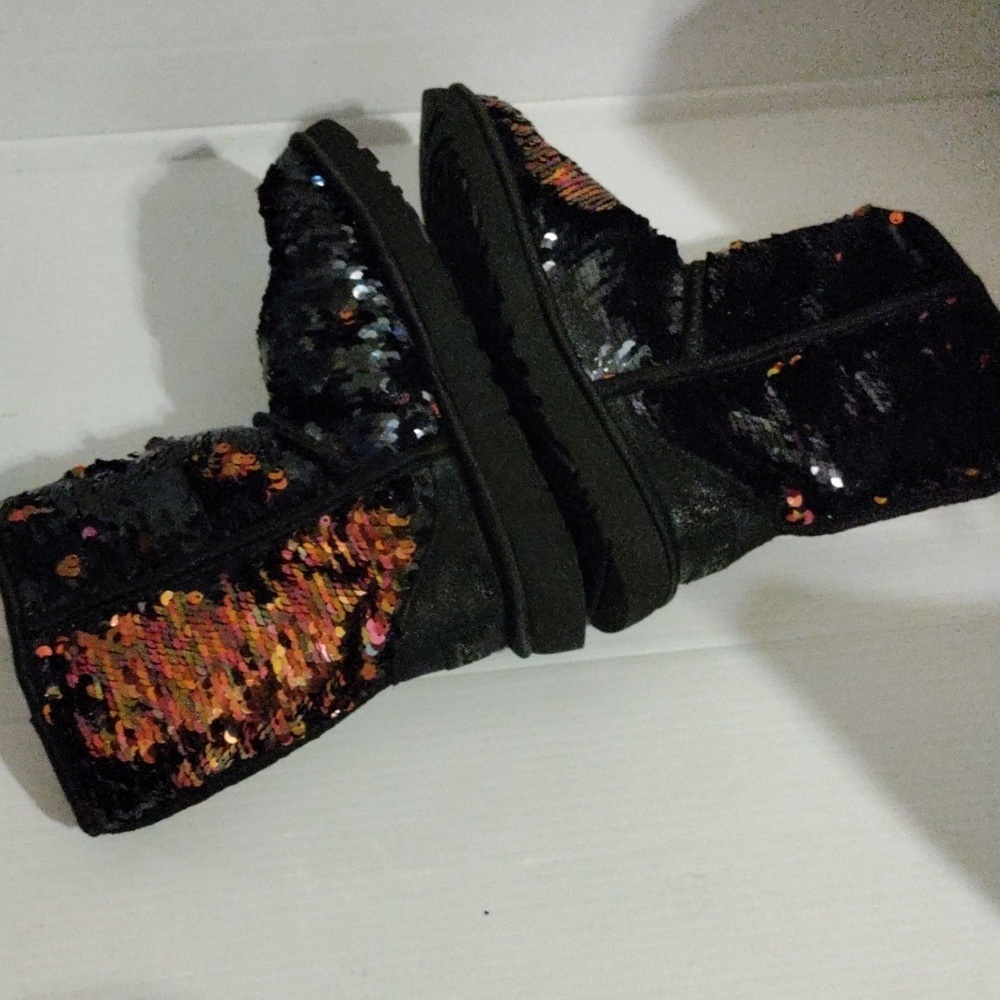 New UGG Women’s Classic Short Sequin Black Boots Sise 6 - Picture 6 of 9